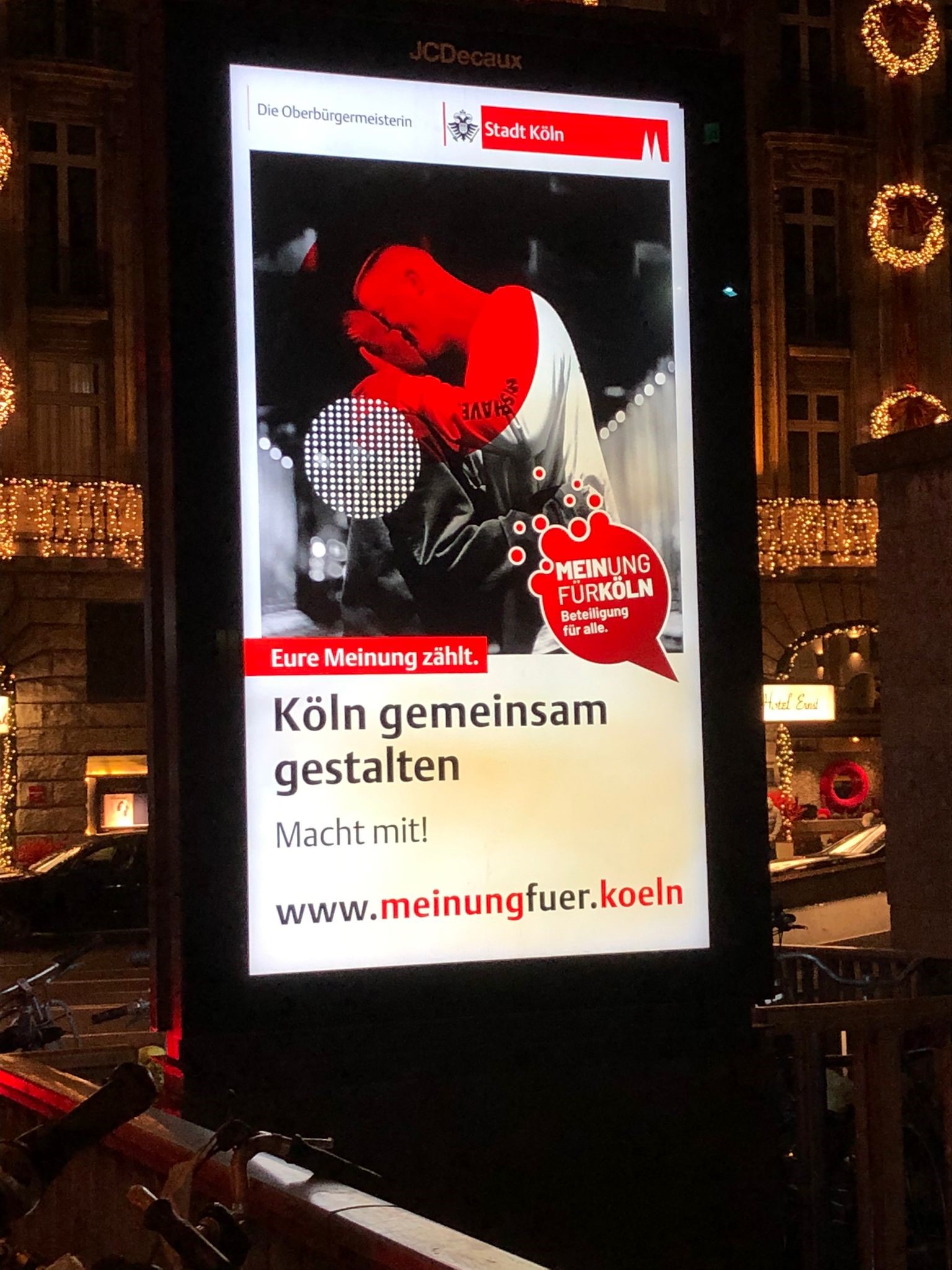 Werbeplakat Meinung für Köln mit küssendem Paar Werbeplakat Meinung für Köln mit küssendem Paar