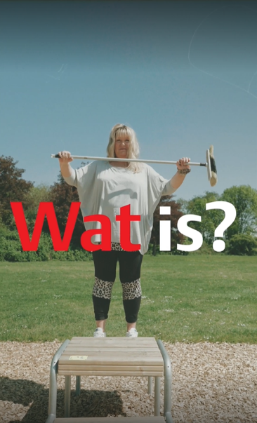 Frau mit Besen in der Hand. Überschrift: Wat is?
