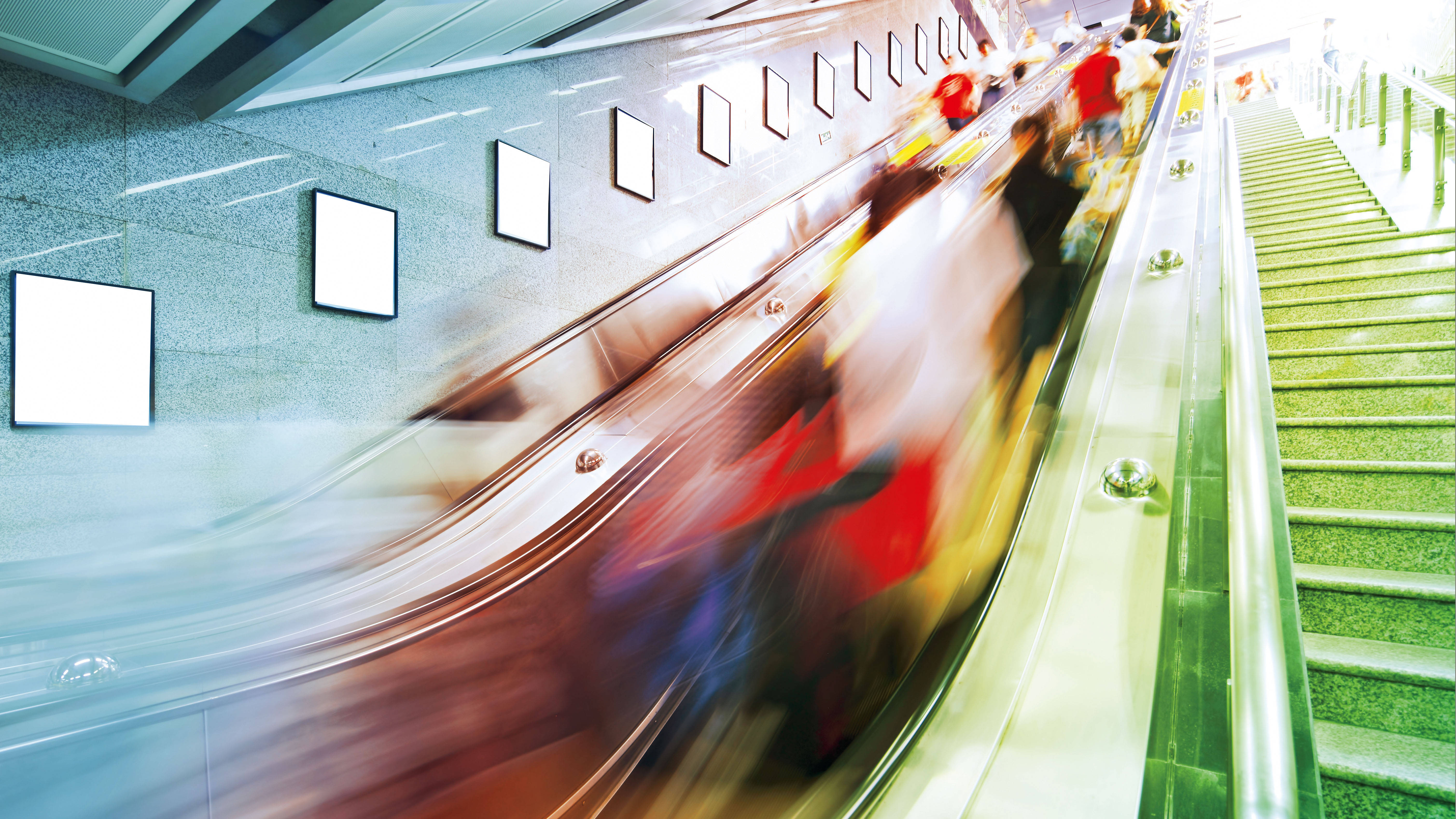 Titelbild-Smart City Rolltreppe mit Menschen