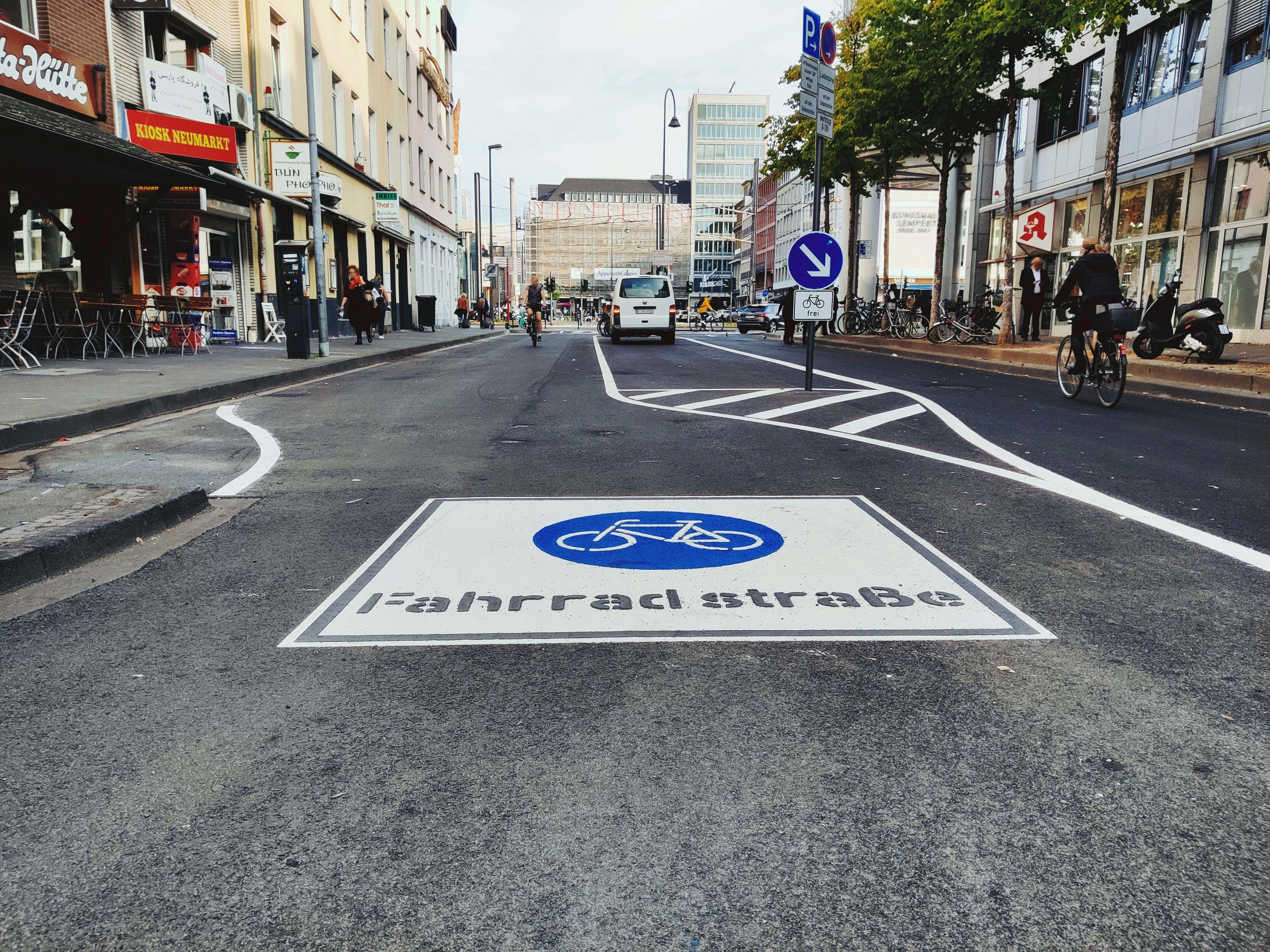 Titelbild Neue Fahrradstraßen in Kalk Foto einer Straße mit dem Symbol Fahrradstraße auf der Fahrbahn