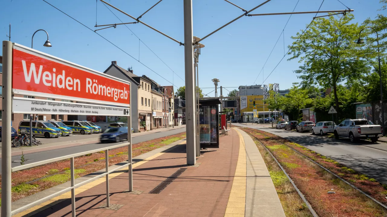 Haltestelle Weiden Römergrab Seitlicher Blick vom Bahnsteig auf das Haltestellenschild Weiden Römergrab