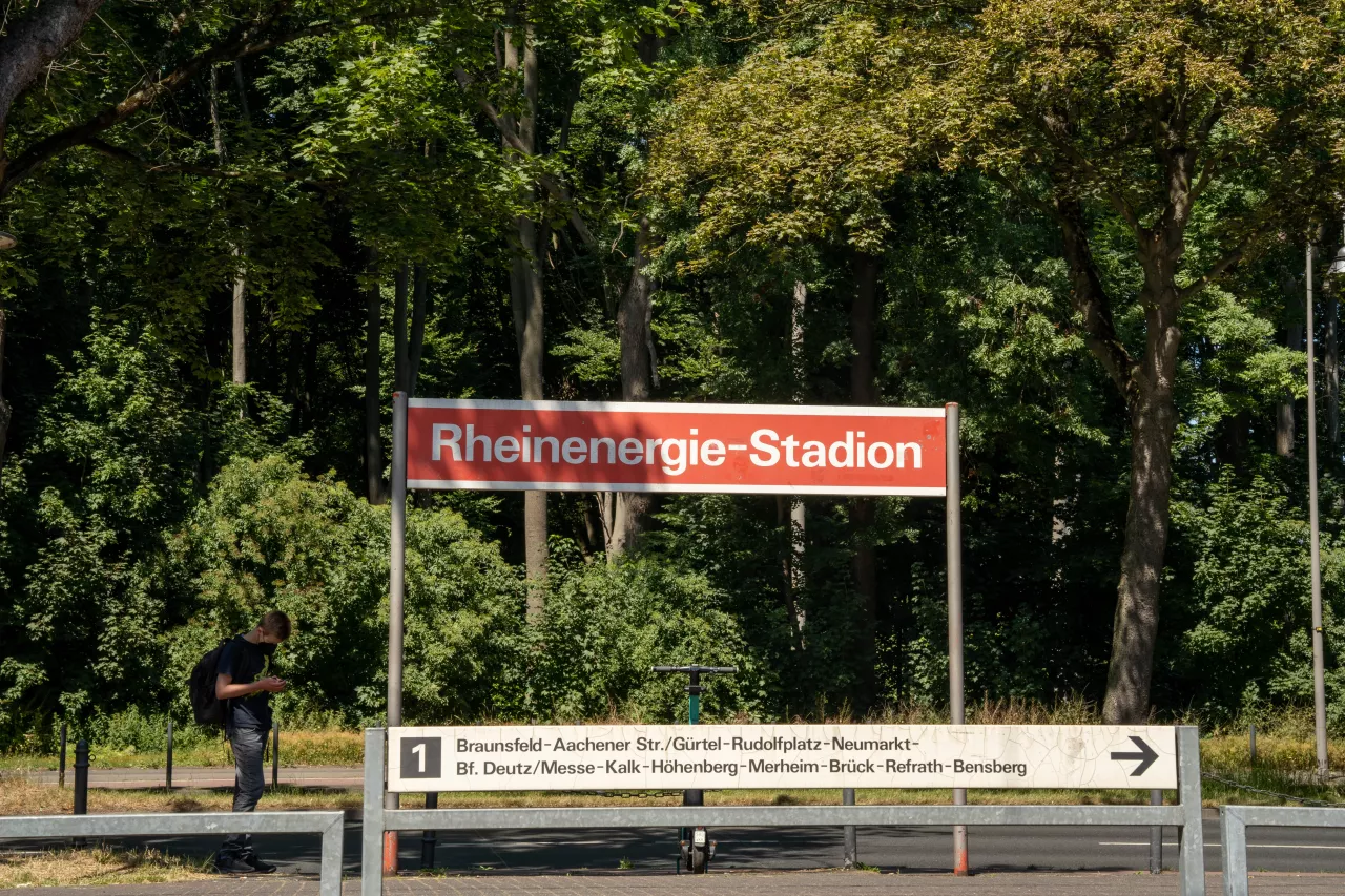 Haltestelle Rheinenergie Stadion Blick von der gegenüberliegenden Seite auf das Haltestellenschild Rheinenergie-Stadion