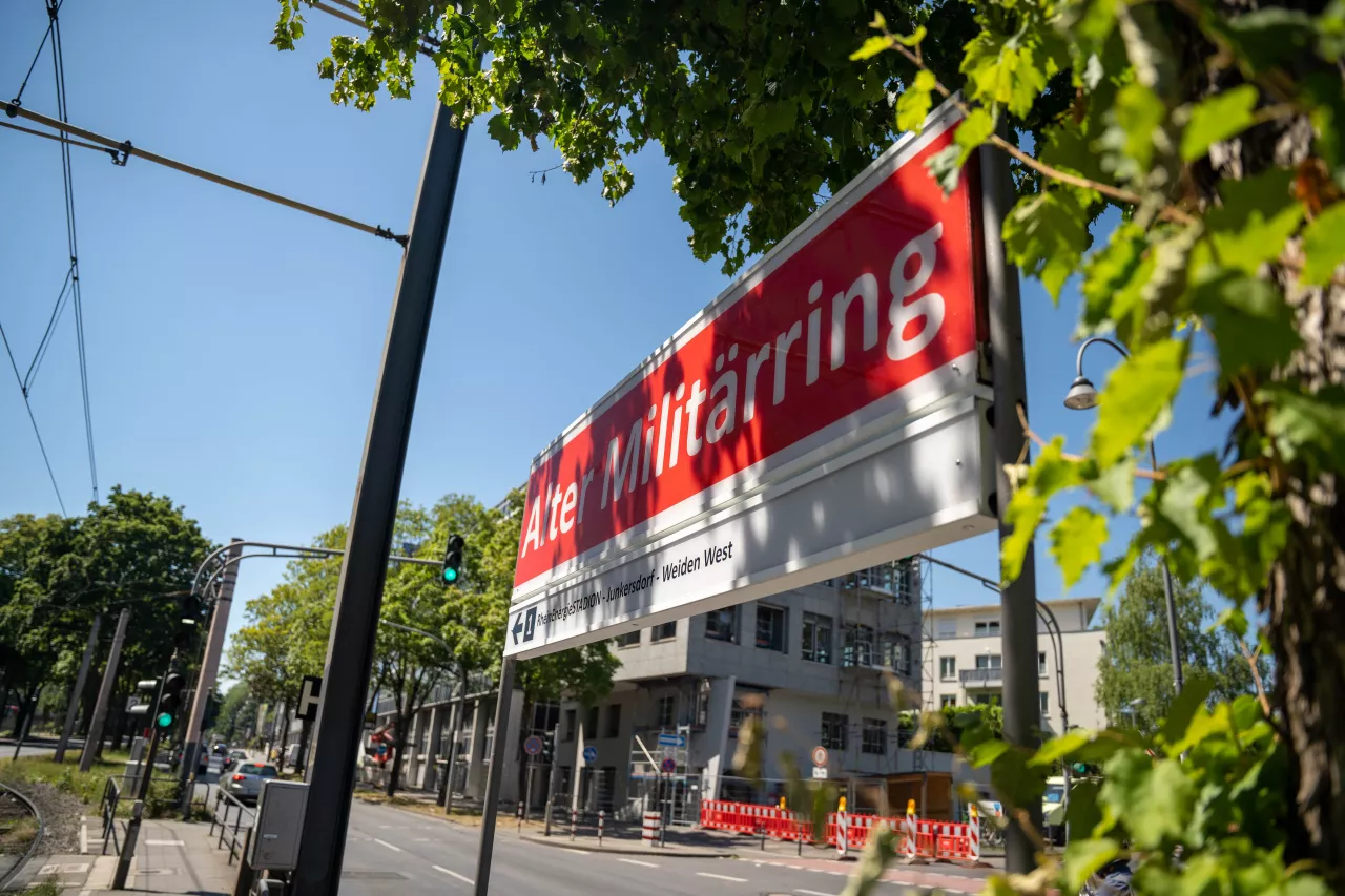 Haltestelle Alter Militärring Blick von schräg unten auf das Haltestellenschild Alter Militärring