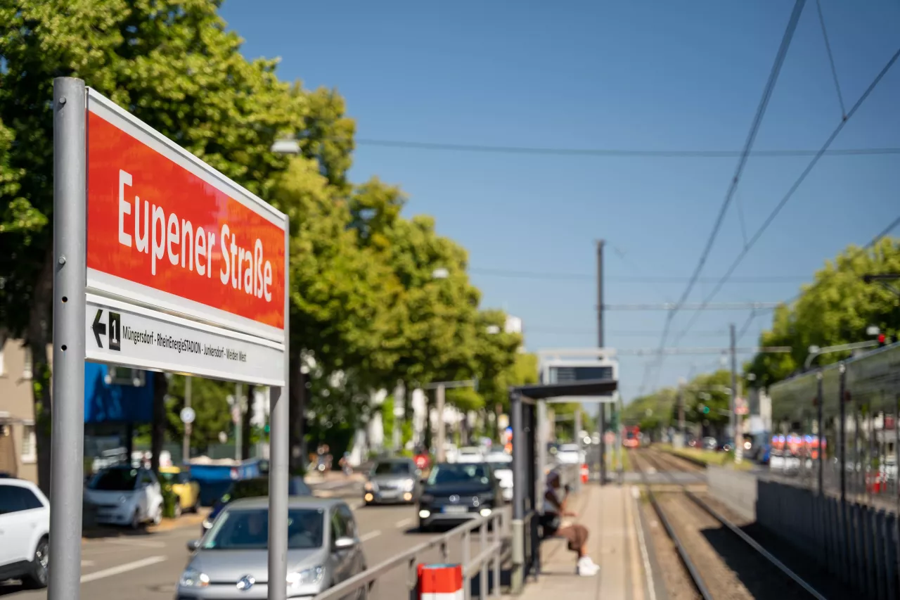 Haltestelle Eupener Straße Seitlicher Blick vom Bahnsteig auf das Haltestellenschild Eupener Straße