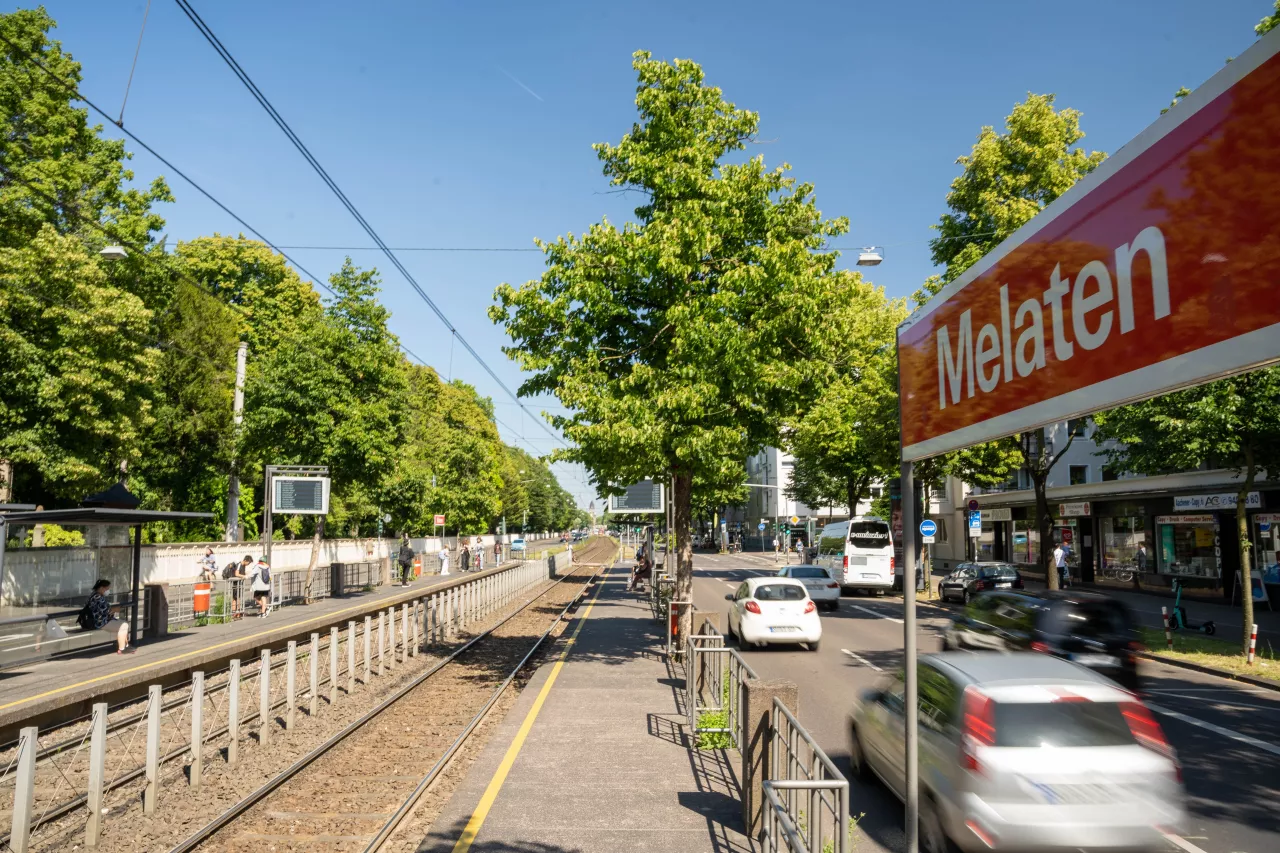 Haltestelle Melaten Blick vom Bahnsteig auf das Haltestellenschild Melaten